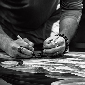 Illustrator and judge Rob Prior demonstrates his two-handed approach to drawing and signing.